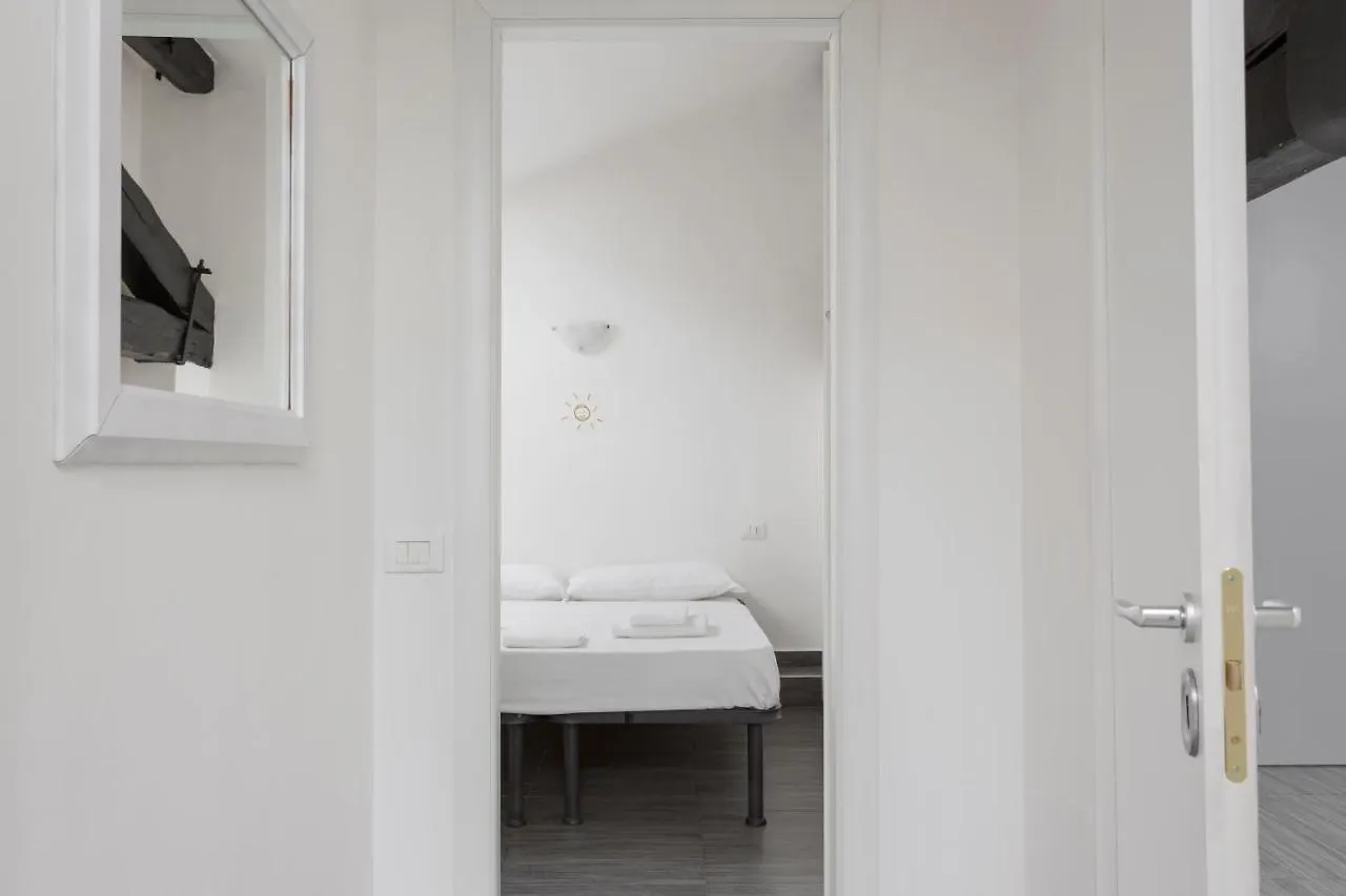 2 Bedroom 2 Bathroom Apt - Duomo 1 Milan