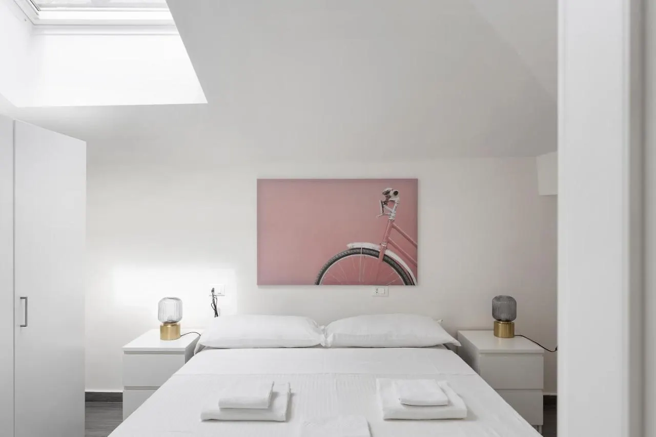 Apartment 2 Bedroom 2 Bathroom Apt - Duomo 1 Milan
