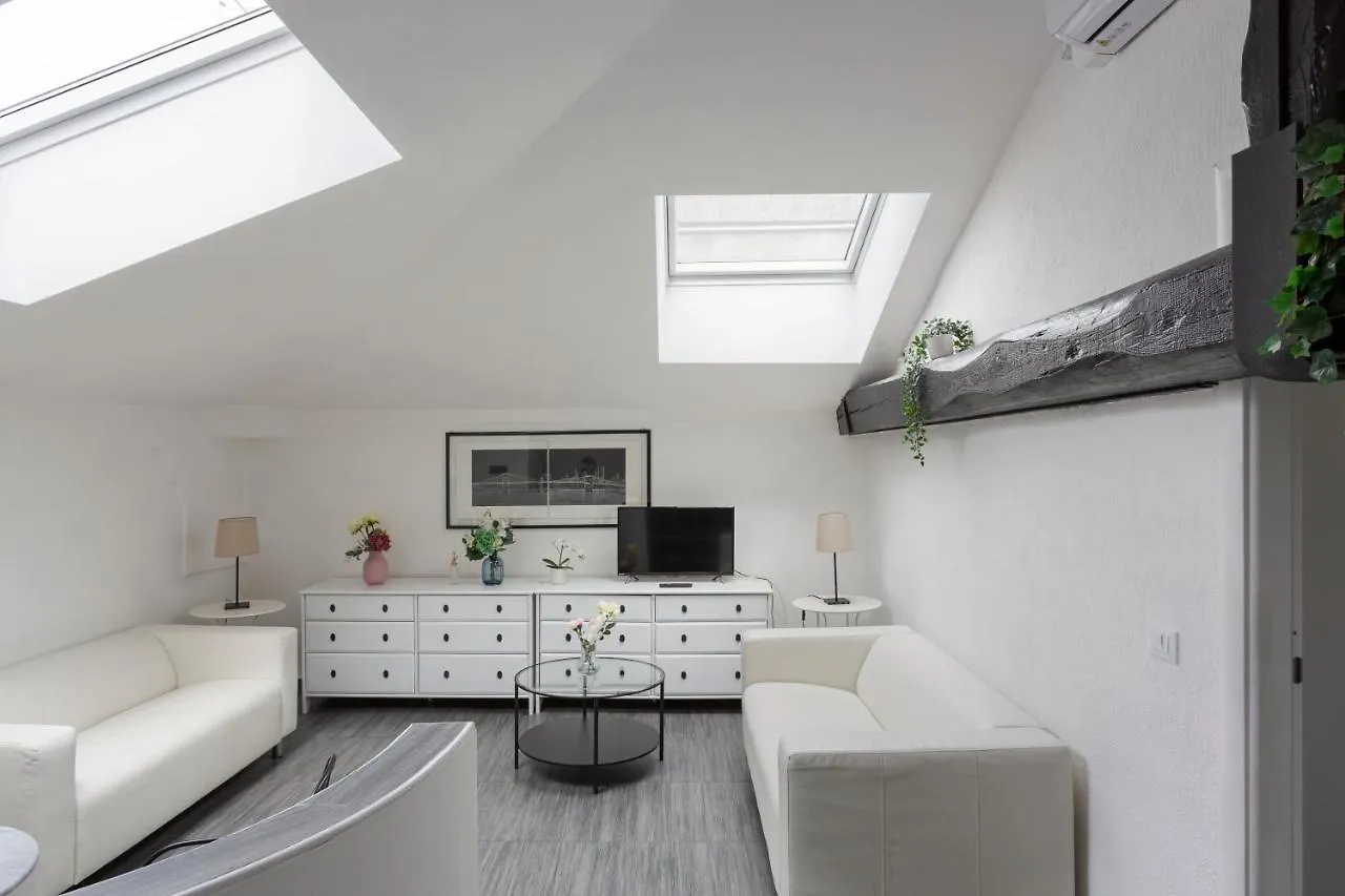 2 Bedroom 2 Bathroom Apt - Duomo 1 Milan 0*,
