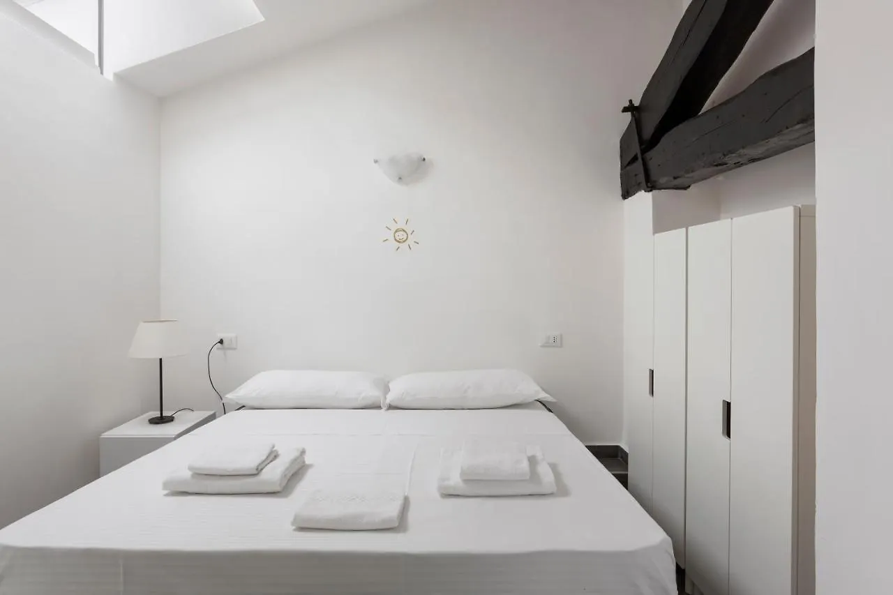 Apartment 2 Bedroom 2 Bathroom Apt - Duomo 1 Milan