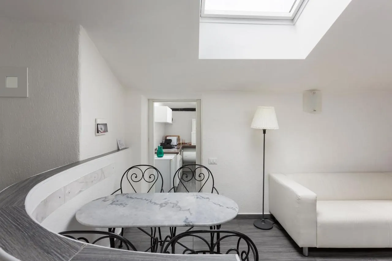 Apartment 2 Bedroom 2 Bathroom Apt - Duomo 1 Milan Italy