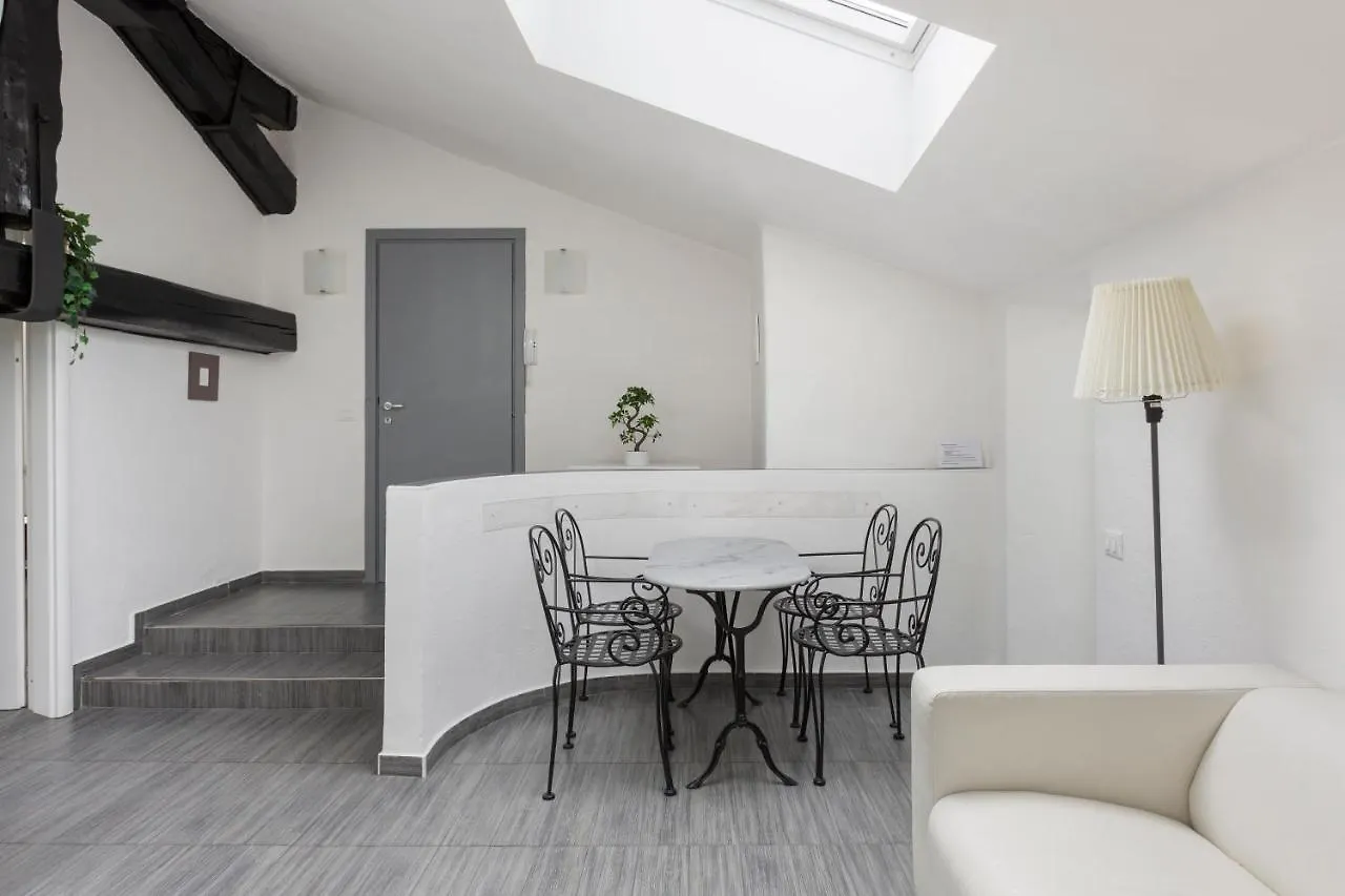 2 Bedroom 2 Bathroom Apt - Duomo 1 Milan Apartment