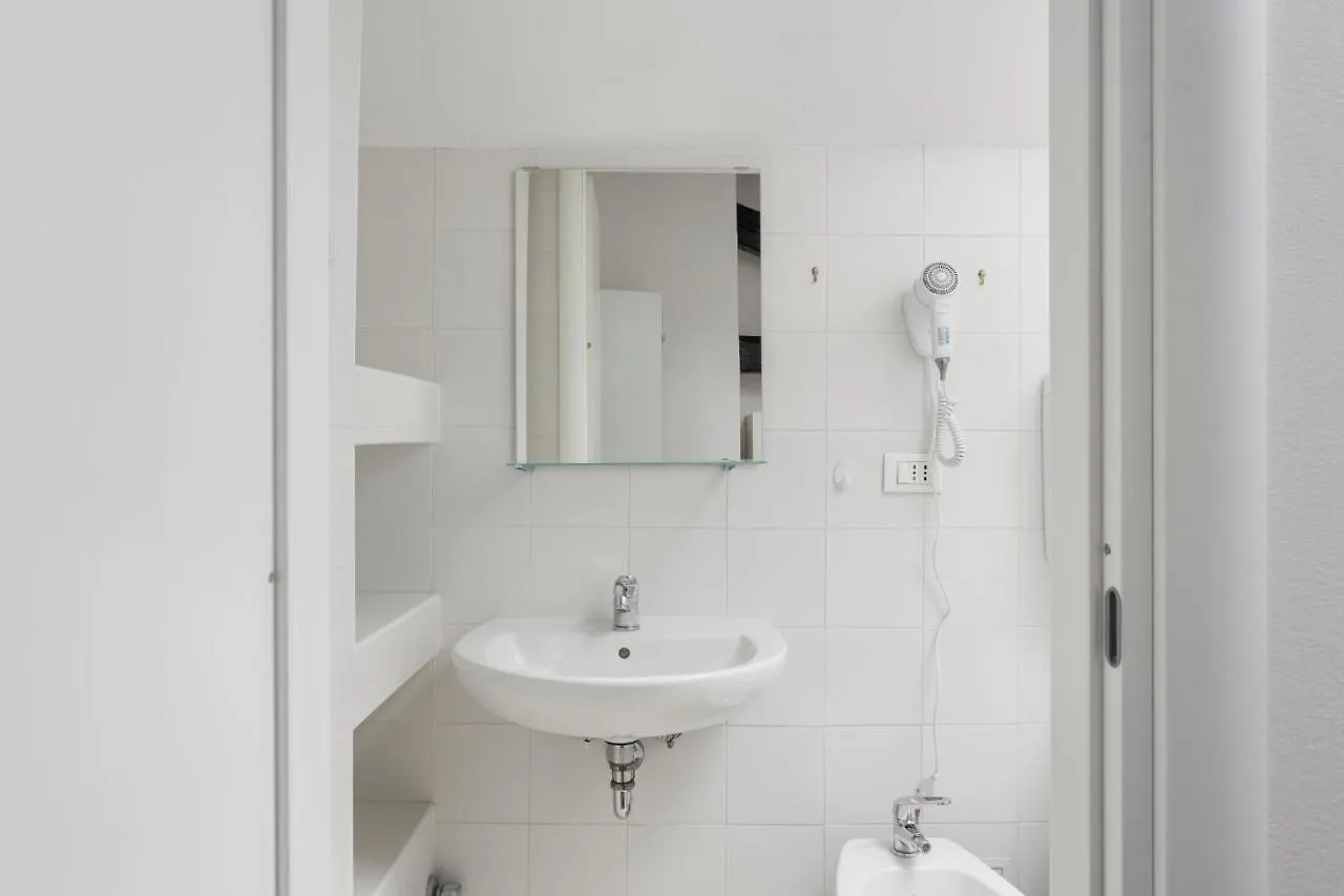 2 Bedroom 2 Bathroom Apt - Duomo 1 Milan Italy