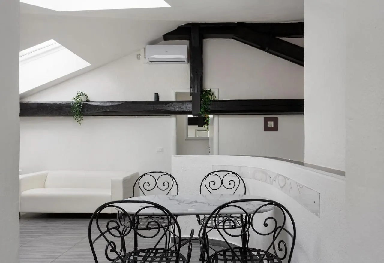2 Bedroom 2 Bathroom Apt - Duomo 1 Milan Apartment
